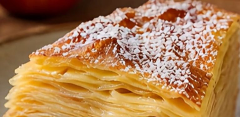 Jemný jablečný mille-feuille koláč: minimum těsta, maximum jablek