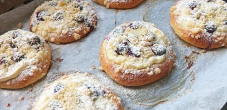Nadýchané kynuté koláče s tvarohem a drobenkou – tradiční recept, který nikdy nezklame