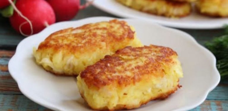 Křupavé bramborové placičky s vařeným kuřecím masem: rychlý recept, který zachrání zbytky z lednice