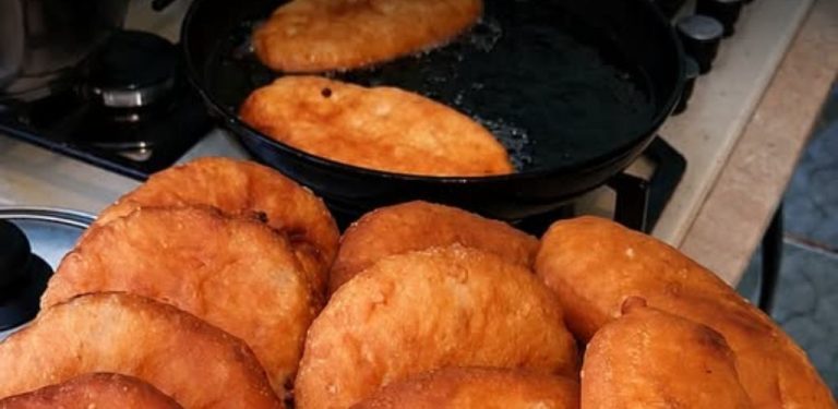 Domácí smažené masové pirožky: zlatavé, nadýchané a plné šťavnaté náplně