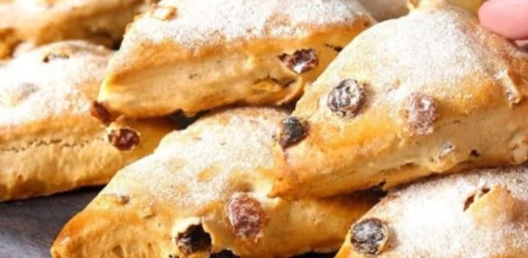 Dnes ráno jsem k snídani upekla jablečné koláčky a v celém domě to úžasně voní! Jsou tak měkké a akorát sladké, plné šťavnatých kousků jablek a křupavých vlašských ořechů. K sobotnímu ránu s kávou jsou prostě dokonalé!