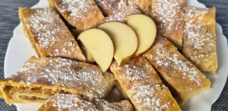 Tenhle jablečný závin z jogurtového těsta peču pokaždé, když čekám návštěvu. Je krásně křehký, vláčný a mizí ještě teplý