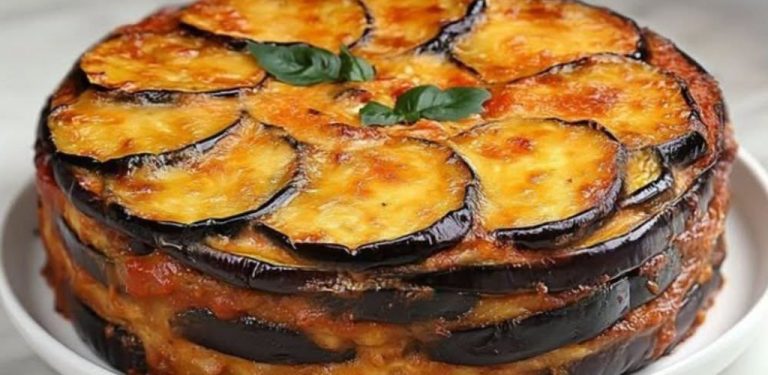 Tenhle lilkový koláč je neuvěřitelně lahodný! Upekla jsem ho minulý víkend a všem moc chutnal. Je tak originální a plný chuti – ani byste nevěřili, jak úžasný může být pečený lilek!