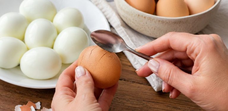 Čerstvá vejce jsem dřív loupala s polovinou bílku. Pak jsem objevila jednoduchý trik se lžičkou – a od té doby je všechno mnohem jednodušší