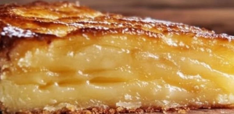 Tento úžasný jablečný koláč je tak lehký, že se rozplývá na jazyku! Můj manžel si ho žádá každou neděli. Příprava je neuvěřitelně snadná a jablka mizí, jako by to bylo kouzlem. Je to ideální letní dezert, který musíte vyzkoušet!