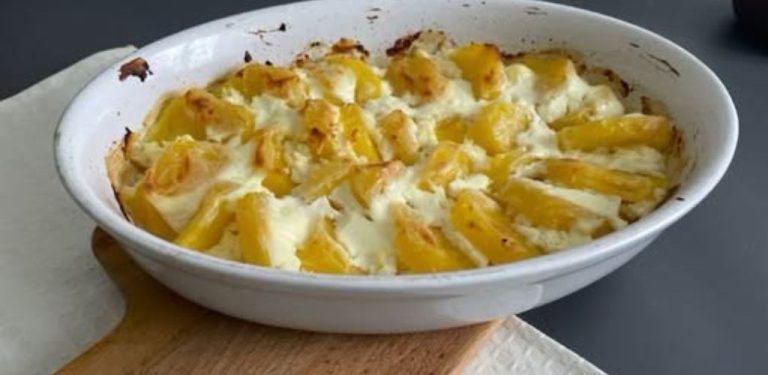 Zapečené brambory s tvarohem: jednoduchý recept z pár surovin