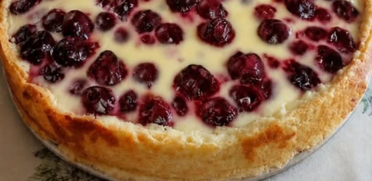 Letní koláč s lesním ovocem a smetanovou zalévkou: jednoduchý recept, který provoní celý domov