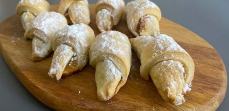 Přesně takhle chutnaly rohlíčky s povidly, které jsme milovali jako děti. Dnes je peču podle starého rodinného receptu