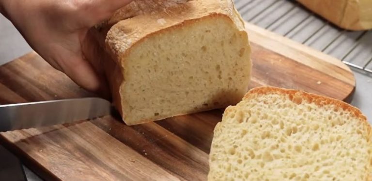 Domácí bílý chléb z několika surovin: jednoduchý recept, ke kterému se budete rádi vracet