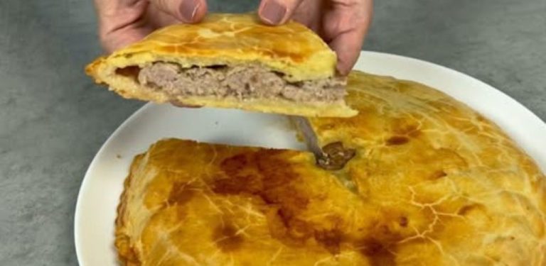 Křehký masový koláč s kuřecím masem. Jednoduchý domácí recept, který si zamiluje celá rodina