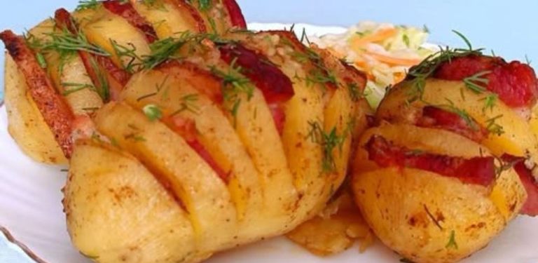 Brambory se slaninou pečené v troubě: jednoduchý recept, který potěší celou rodinu