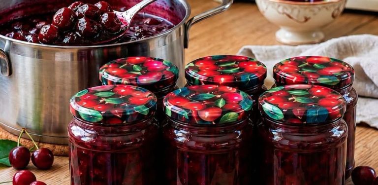 Domácí višňová marmeláda s hustým sirupem: letní klasika, která chutná i uprostřed zimy