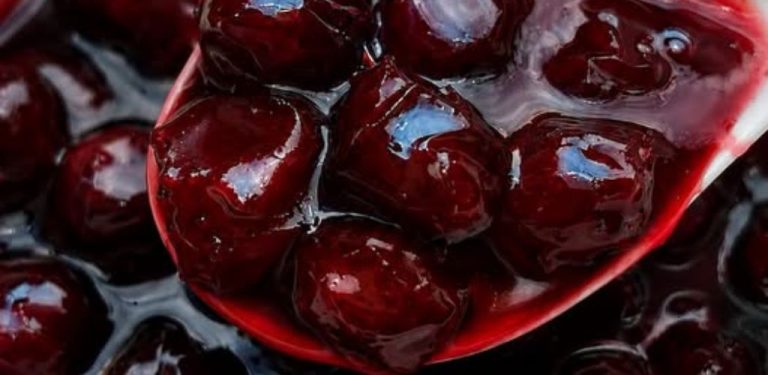 Domácí višňová zavařenina s hustým sirupem – ovoce zůstane krásně celé a chuť připomene léto