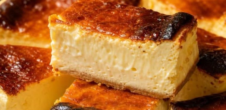 Nadýchaný pečený řecký jogurtový dort bez korpusu – jemný, krémový a snadný recept