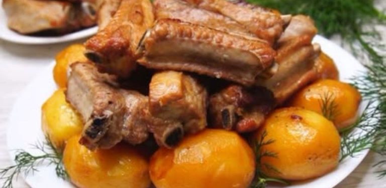 Vepřová žebírka s opečenými bramborami: sytý domácí recept