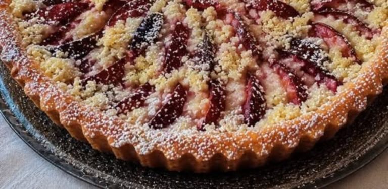 Jemný krémový koláč s ovocem: elegantní dezert, který se hodí jak ke kávě, tak na slavnostní stůl