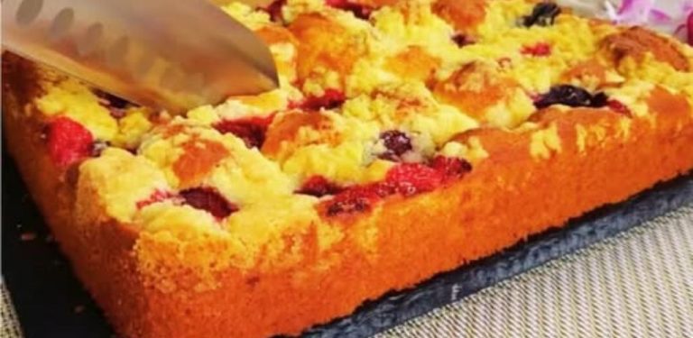 Francouzský švestkový koláč, který peču znovu a znovu. Jemný, vláčný a plný šťavnatých švestek