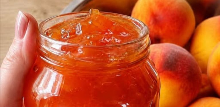 Domácí broskvová marmeláda s kousky ovoce: osvědčený recept na hustou a voňavou zavařeninu
