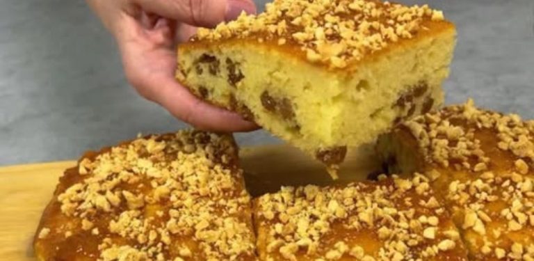 Vláčný kefírový koláč s rozinkami: všechno smícháte a dáte do trouby
