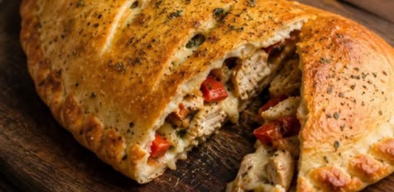 Domácí calzone s kuřecím masem, paprikou a sýrem: poctivá večeře, která zachutná celé rodině