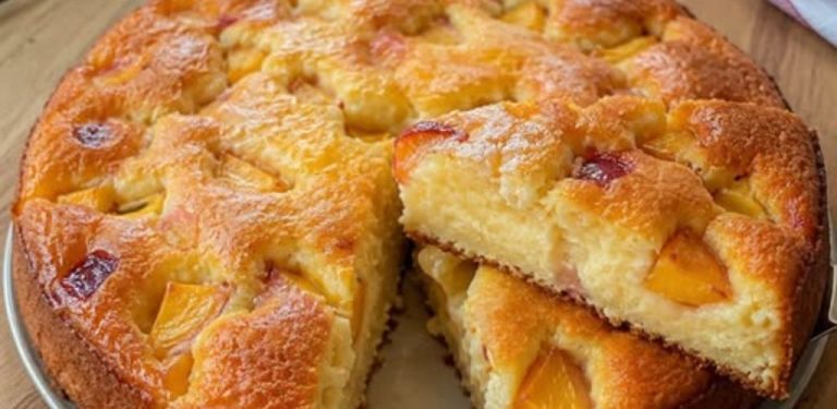 Broskvový ricottový koláč s krupicí – jemný, vláčný a plný letní chuti