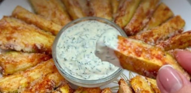 Křupavé cuketové hranolky z trouby s česnekovým dipem: jednoduchý recept, který si zamiluje celá rodina
