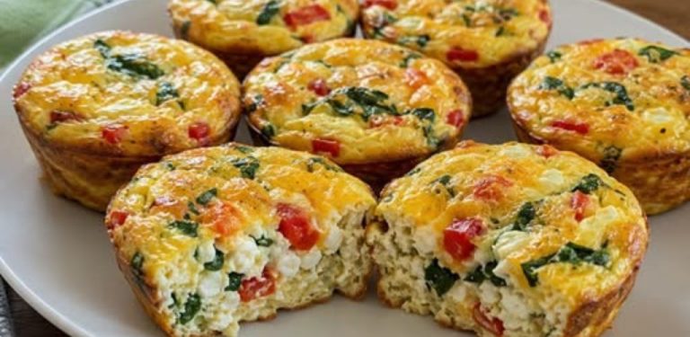 Nadýchané vaječné muffiny s pečenou paprikou a cottage sýrem. Rychlá snídaně plná chuti a bílkovin