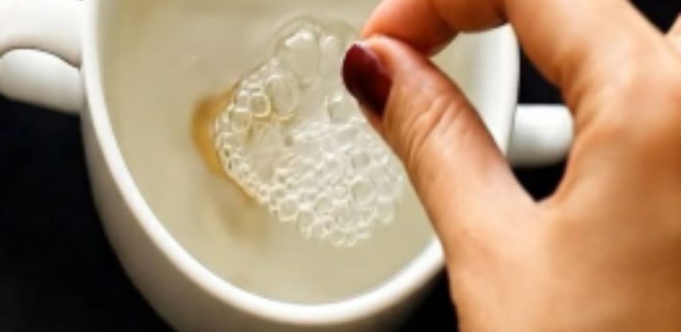 Jak vyčistit šperky doma, aby se znovu krásně leskly: jednoduchý a šetrný způsob