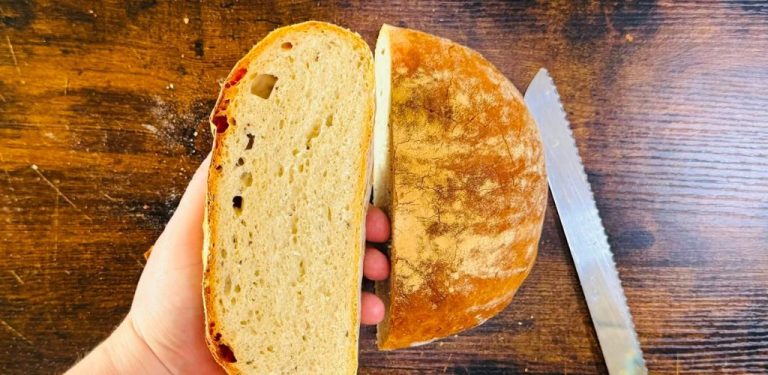 Domácí chléb pro začátečníky: jednoduchý recept s křupavou kůrkou a vláčnou střídkou