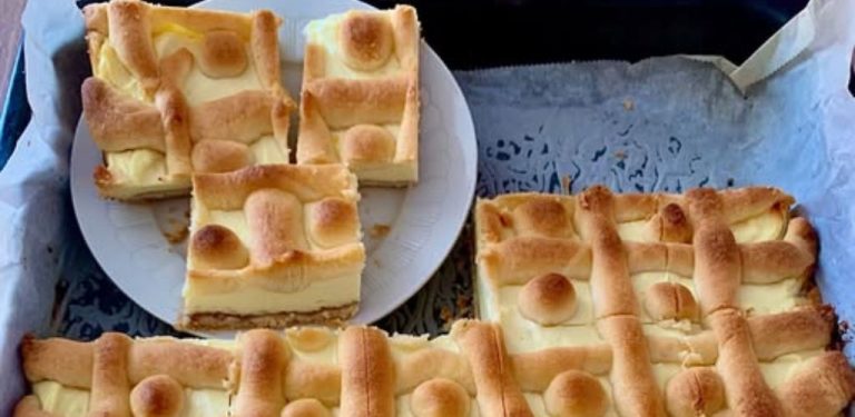 Linecké tvarohové řezy: osvědčený recept na vláčný víkendový moučník