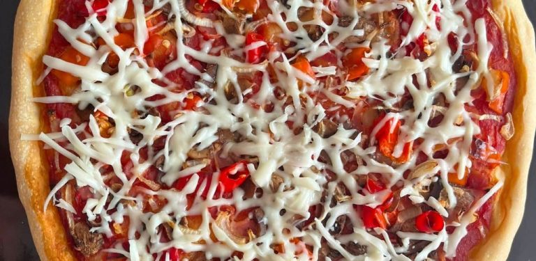 Domácí pizza jako z oblíbené pizzerie. Jednoduchý recept, který si zamiluje celá rodina