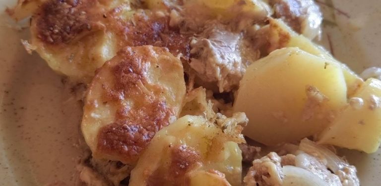 Zapečená vepřová krkovice s bramborami, cibulí, smetanou a sýrem