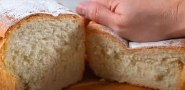 Domácí chléb, který se u nás nikdy neomrzí – krásně křupavý a měkký uvnitř