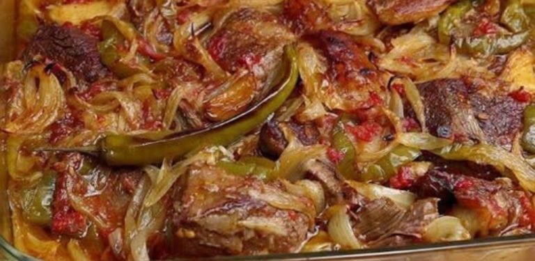Masové ragú s opečenou cibulkou – voňavé, šťavnaté a plné chuti 