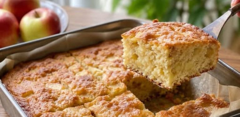 Jablečný jogurtový koláč ze 4 surovin: Jednoduchý recept, který se vždy povede
