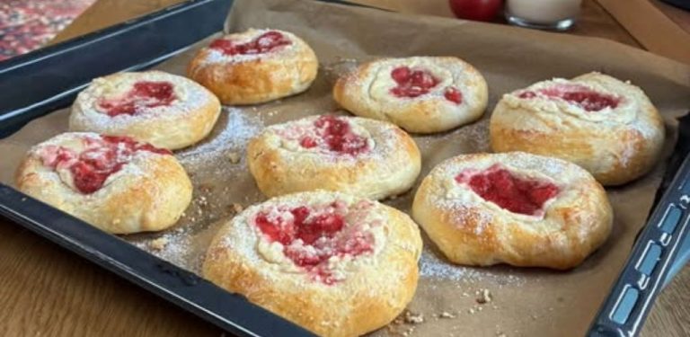 Tvarohovo-jahodové koláčky jako od babičky: Nadýchané kynuté těsto, jemný tvaroh a domácí jahodová náplň