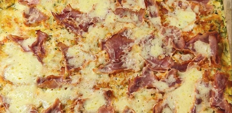 Cuketová pizza bez kynutého těsta: Rychlá letní večeře, která zmizí z plechu během chvilky