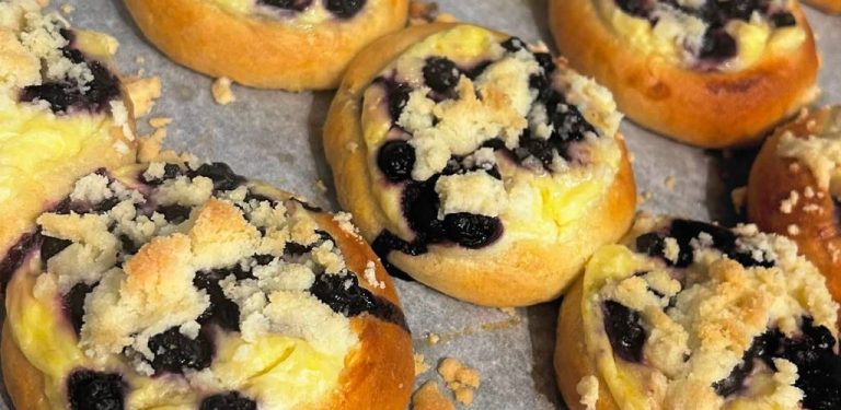 Nadýchané kynuté koláčky s tvarohem a letním ovocem: Recept, který se u nás peče každé léto