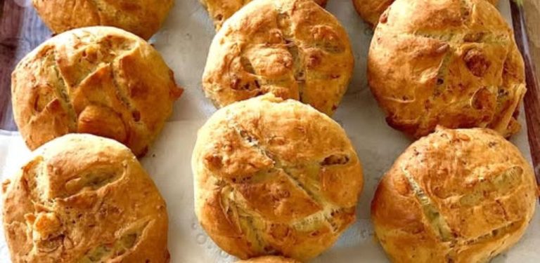 Křupavé domácí škvarkové placky – jednoduchý recept z kynutého těsta
