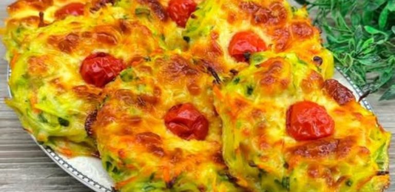 Než letos znovu osmažíte cuketu, zkuste tenhle jednoduchý recept z trouby! Cuketová hnízda s mozzarellou a rajčátky