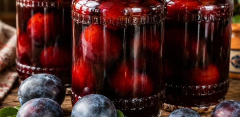NAKLÁDANÉ ŠVESTKY „NOSTALGIE“ – STARÝ RECEPT, KTERÝ STOJÍ ZA VYZKOUŠENÍ