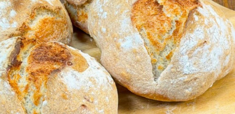 Stačí lžíce a pár surovin 🥄 Tyhle domácí housky jsou jednoduché, voňavé a krásně křupavé!