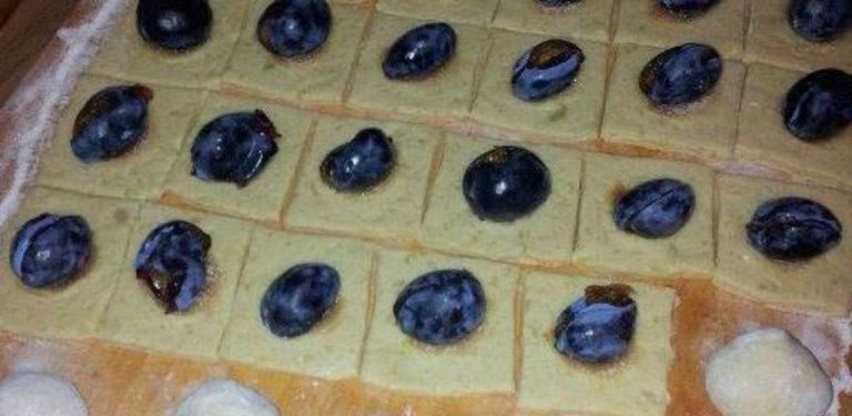 Švestkové knedlíky podle babiččina receptu: tradiční domácí dobrota 