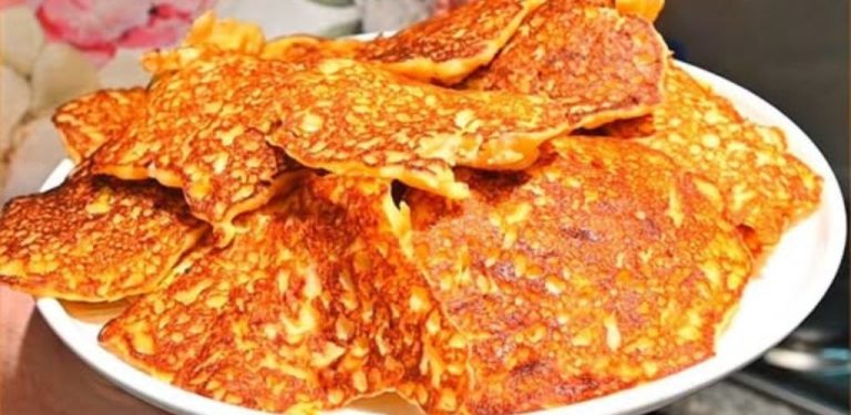 Stačí nastrouhat jablka a přidat vejce! 🍎🥚 Jablečné lívanečky se smetanovou omáčkou