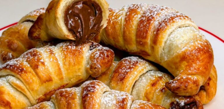  RYCHLÉ DOMÁCÍ CROISSANTY Z LISTOVÉHO TĚSTA: stačí pár surovin! 